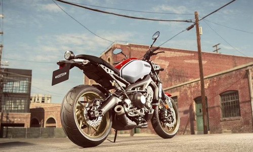 Yamaha XSR900 in an industrial area